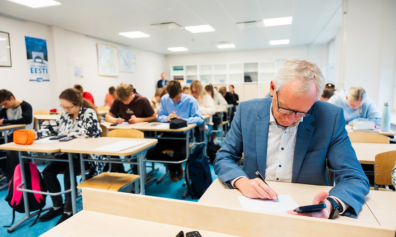 Tiit Land koos Pärnu Koidula Gümnaasiumi õpilastega