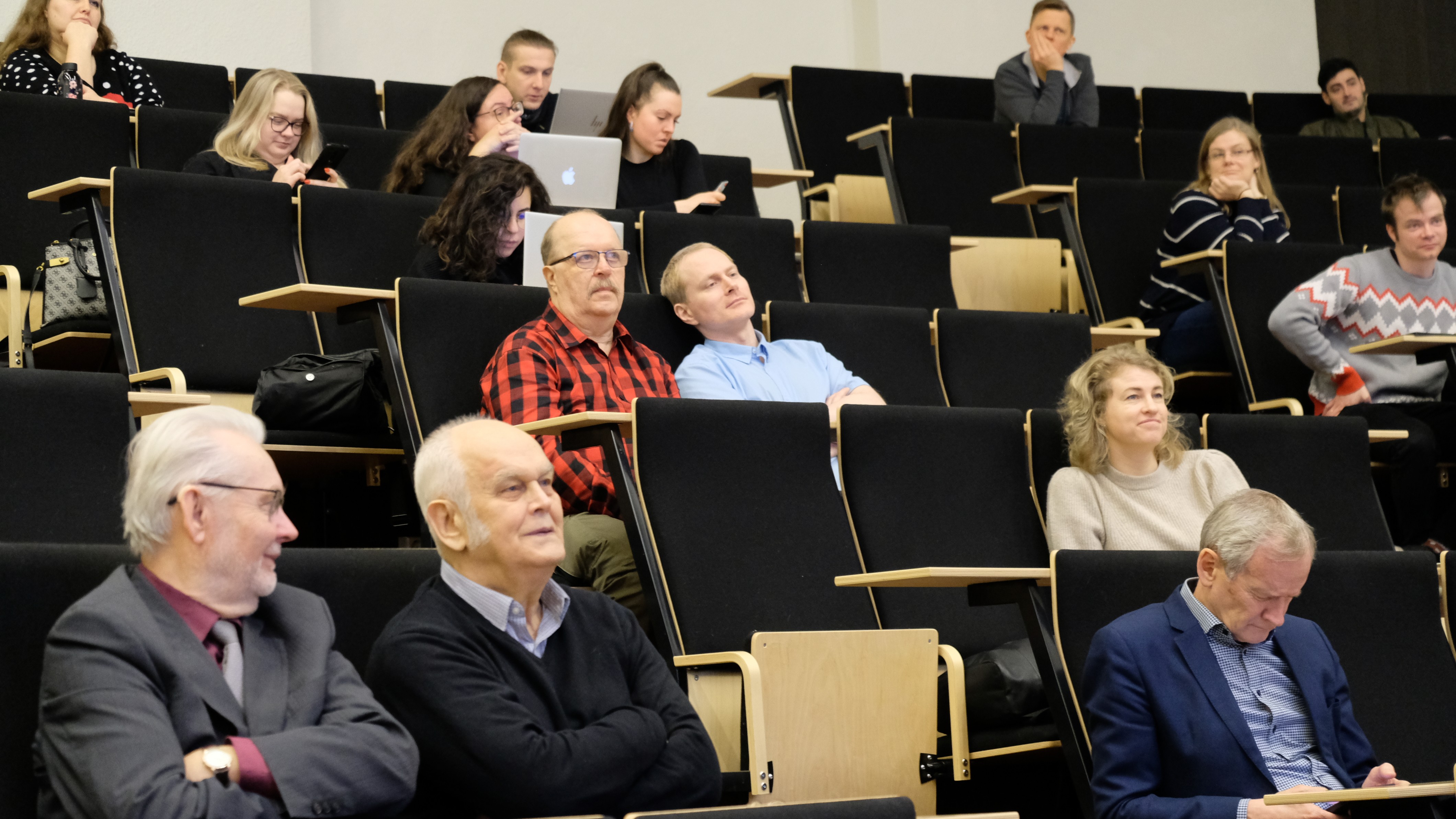 sümpoosium publik saalis