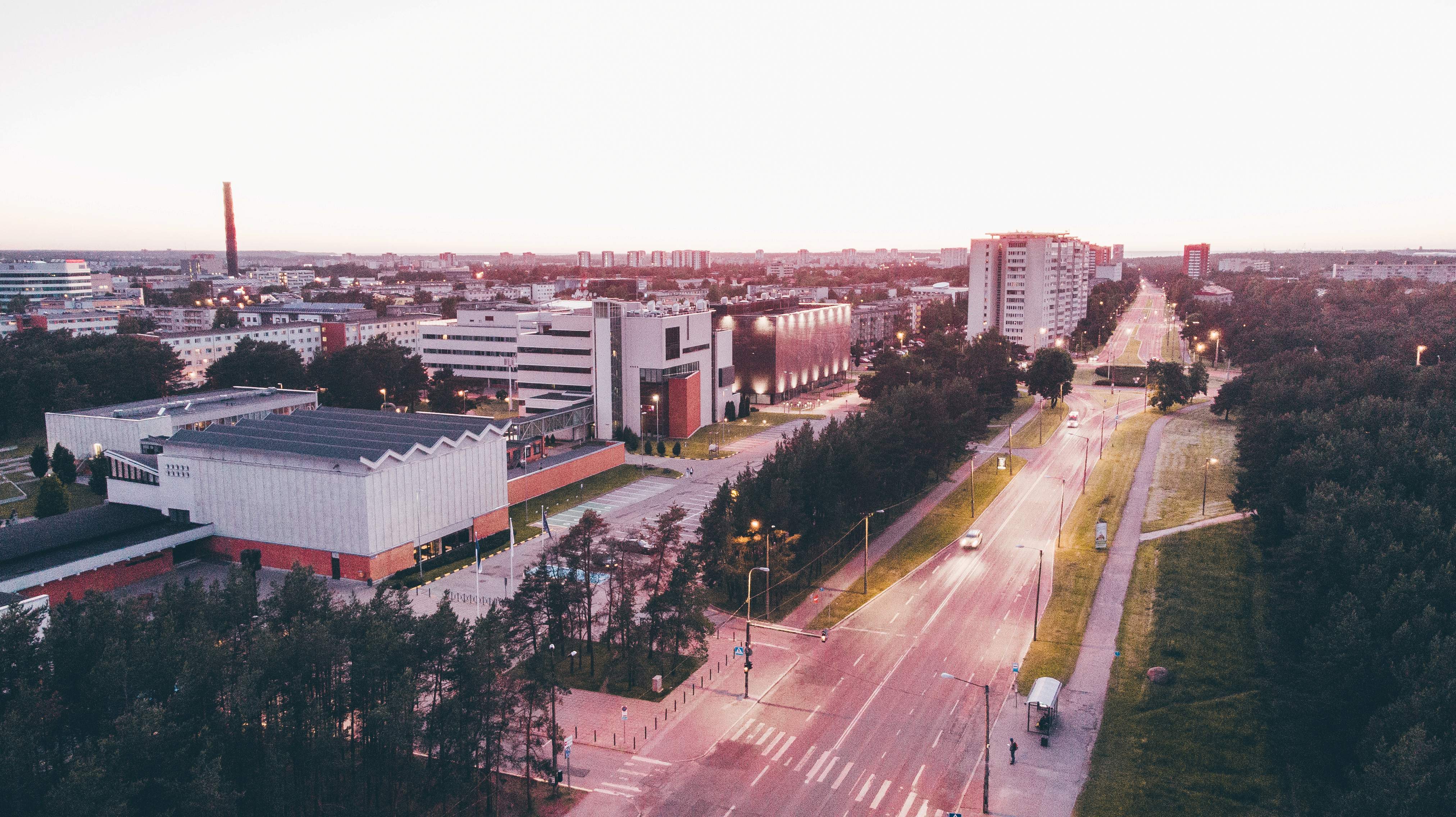 Tallinna Tehnikaülikooli peahoone ja Ehitajate tee linnulennult