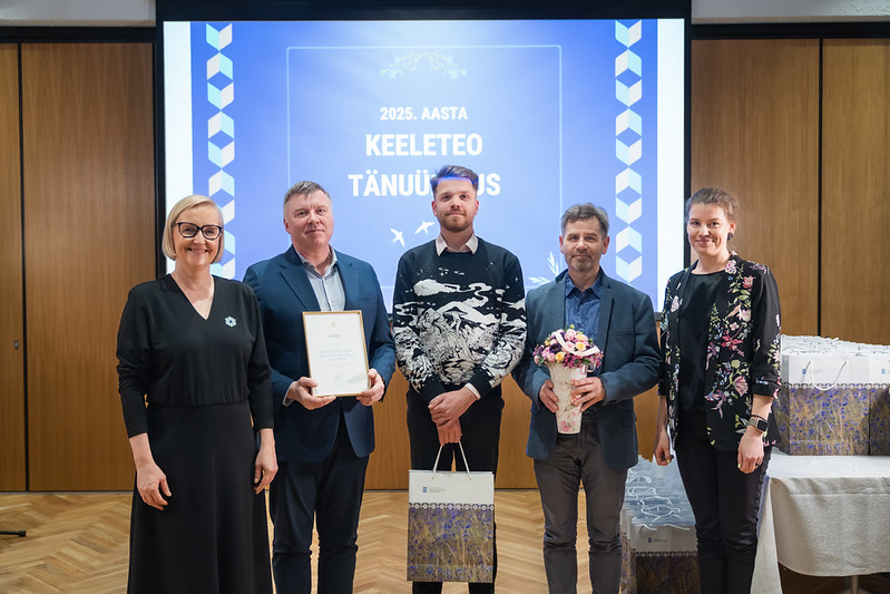 Parima eestikeelse kõrgkooliõpiku autorid koos minister Kristina Kallasega (vasakul) ja haridus- ja teadusministeeriumi asekantsleri Kairi Kaldojaga (paremal).