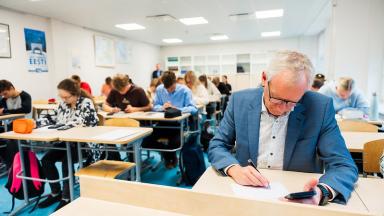 Tiit Land koos Pärnu Koidula Gümnaasiumi õpilastega