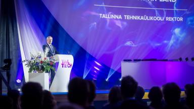 Rektor Tiit Land kõnet pidamas