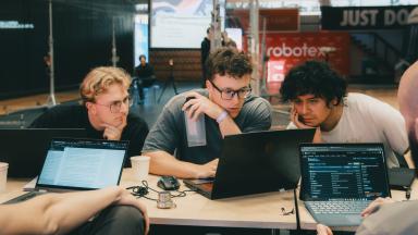 Fly or Die Drone Hackathon 2025 osalejad töötamas meeskonnatööna sülearvutite taga TalTechi spordihooones, kus 1. novembril toimus droonitehnoloogia häkatoni finaal.