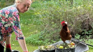 Helen Sooväli-Seppiong koos kanaga oma aias