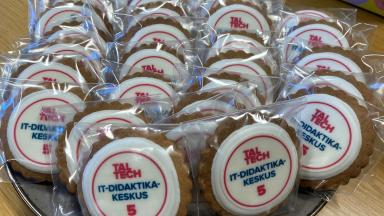 Väikesed ümmargused küpsised, mille peale on kirjutatud TalTech IT-didaktikakeskus 5
