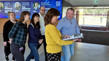 Ettelugeja raamatut ette lugemas