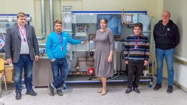 Projekti UrbanBREATH Virumaa kolledži meeskond ventilatsioonistendi ees_12.2025