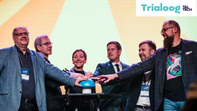 Startup Day kõrvalüritusel Tartus kuulutas majandus- ja tööstusminister Erkki Keldo välja 12,6 miljoni euro suuruse süvatehnoloogiaprogrammi, mille eesmärk on kiirendada teaduspõhiste iduettevõtete arengut. TalTechi esindas ettevõtlusprorektor Erik Puura (vasakult esimene). Foto: Startup Day