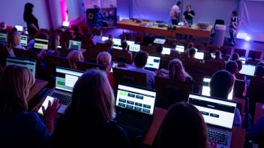 Auditooriumis toimuv IT-õpetajate ja õppejõudude suvekooli töötuba, kus osalejad lahendavad sülearvutites CTF-tüüpi ülesandeid.