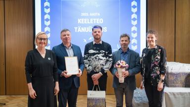 Parima eestikeelse kõrgkooliõpiku autorid koos minister Kristina Kallasega (vasakul) ja haridus- ja teadusministeeriumi asekantsleri Kairi Kaldojaga (paremal).