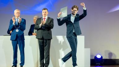 lõpetaja diplomiga 