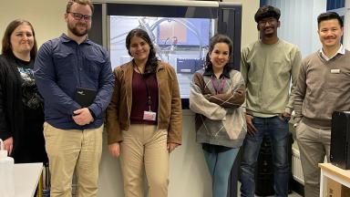 Meeskond röntgendifraktomeetriga