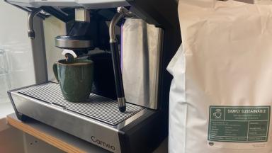 kohvimasin ja pakk õiglast kohvi