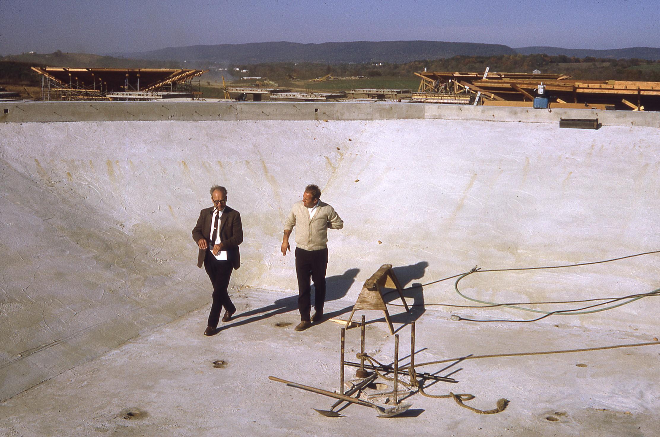 August Komendant Olivetti-Underwoodi trükimasinatehase ehitusel 1969. a