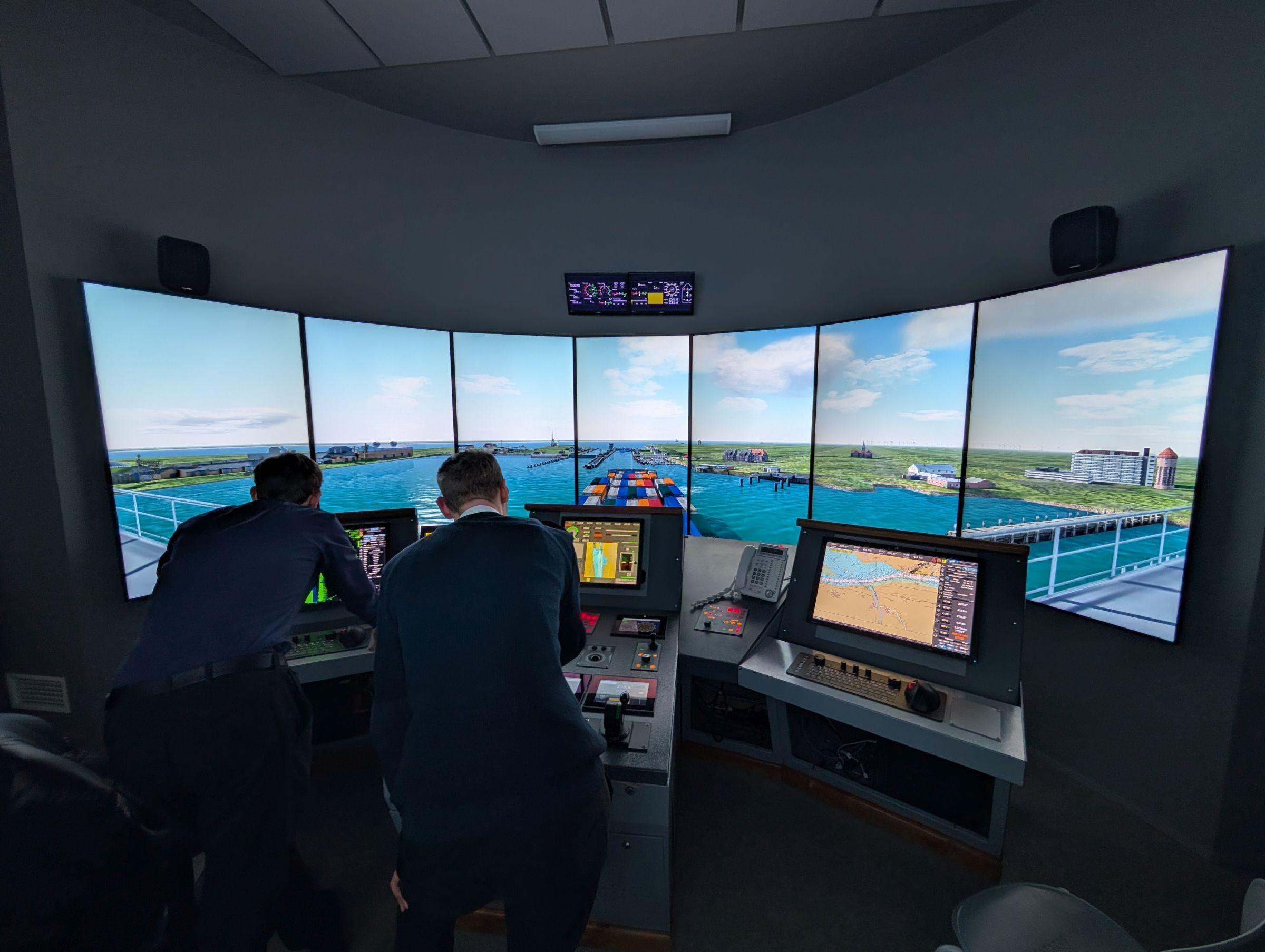 ARPA koolitusel osalejad harjutamas Brunsbütteli lüüsi sisenemist