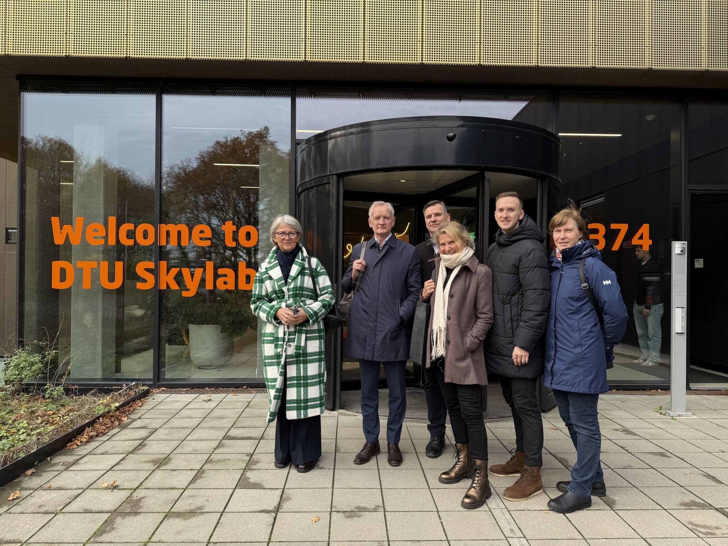 TalTechi delegatsioon DTU Skylabi uksel