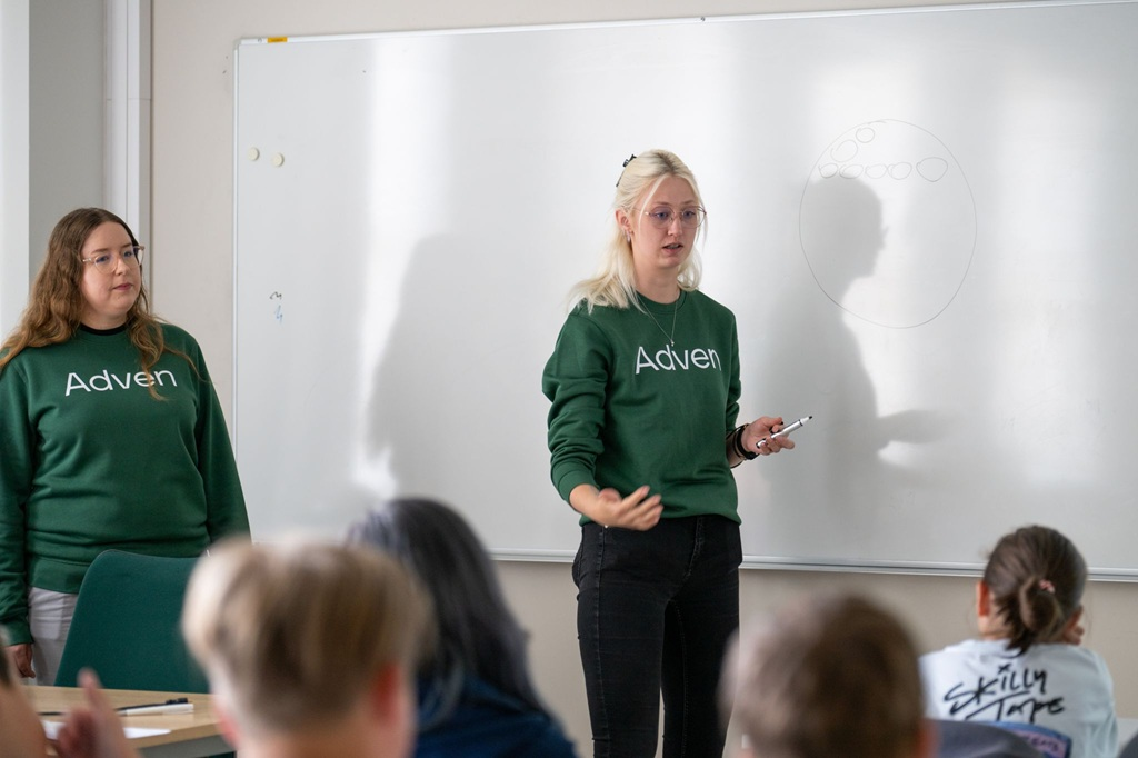 Enerhacki lastelaagris loeng, kus rääkisime lastele soojusenergeetikast. Täpsemalt kaugküttest Eestis ja sellest, kuidas Adven, kui ettevõte, tegutseb järjest jätkusuutlikuma teekonna suunas.  Foto: Enerhack erakogu