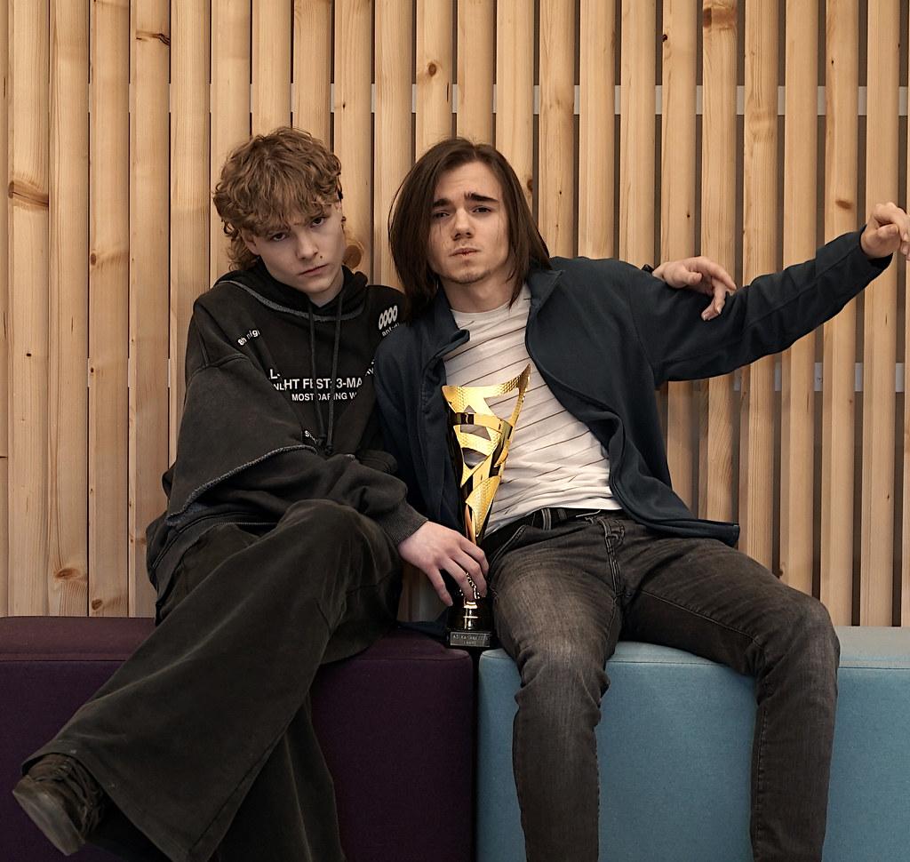 „ASI karikas 2025 võitjad poseerimas võidukarika ja medaliga, tähistamas esikohta õpilasvõistlusel“