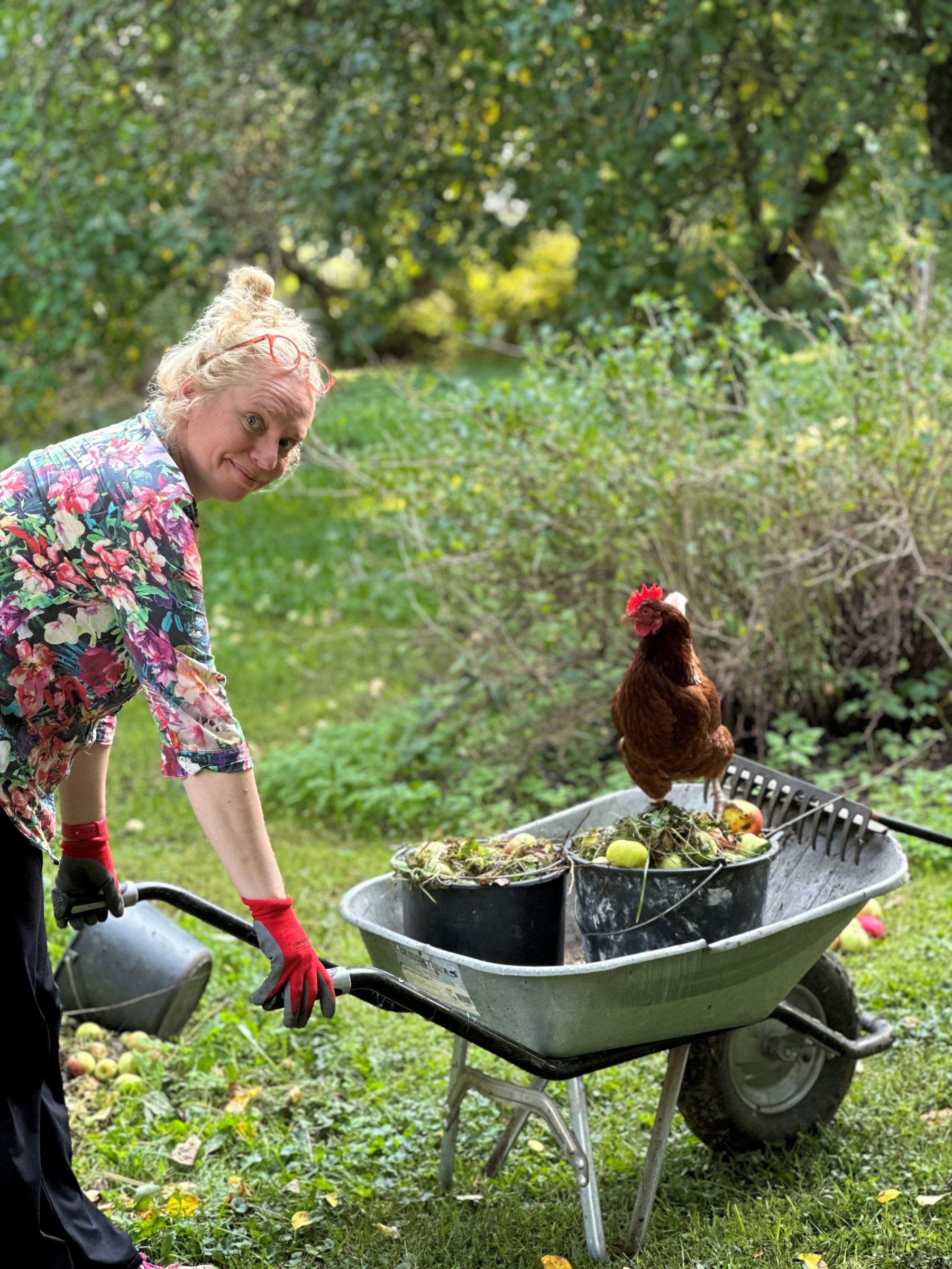 Helen Sooväli-Seppiong koos kanaga oma aias