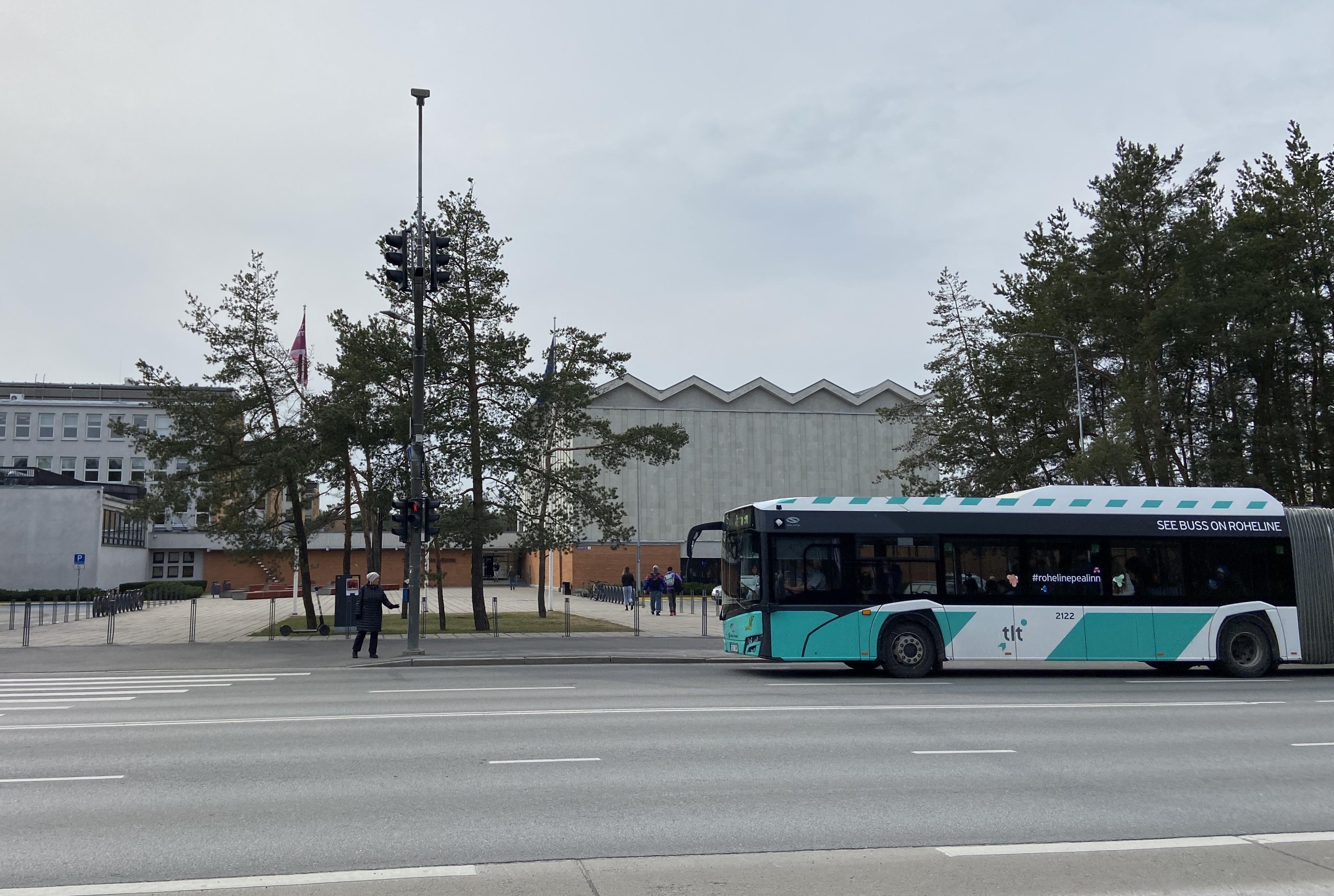 liinibuss Tehnikaülikooli ees peatuses