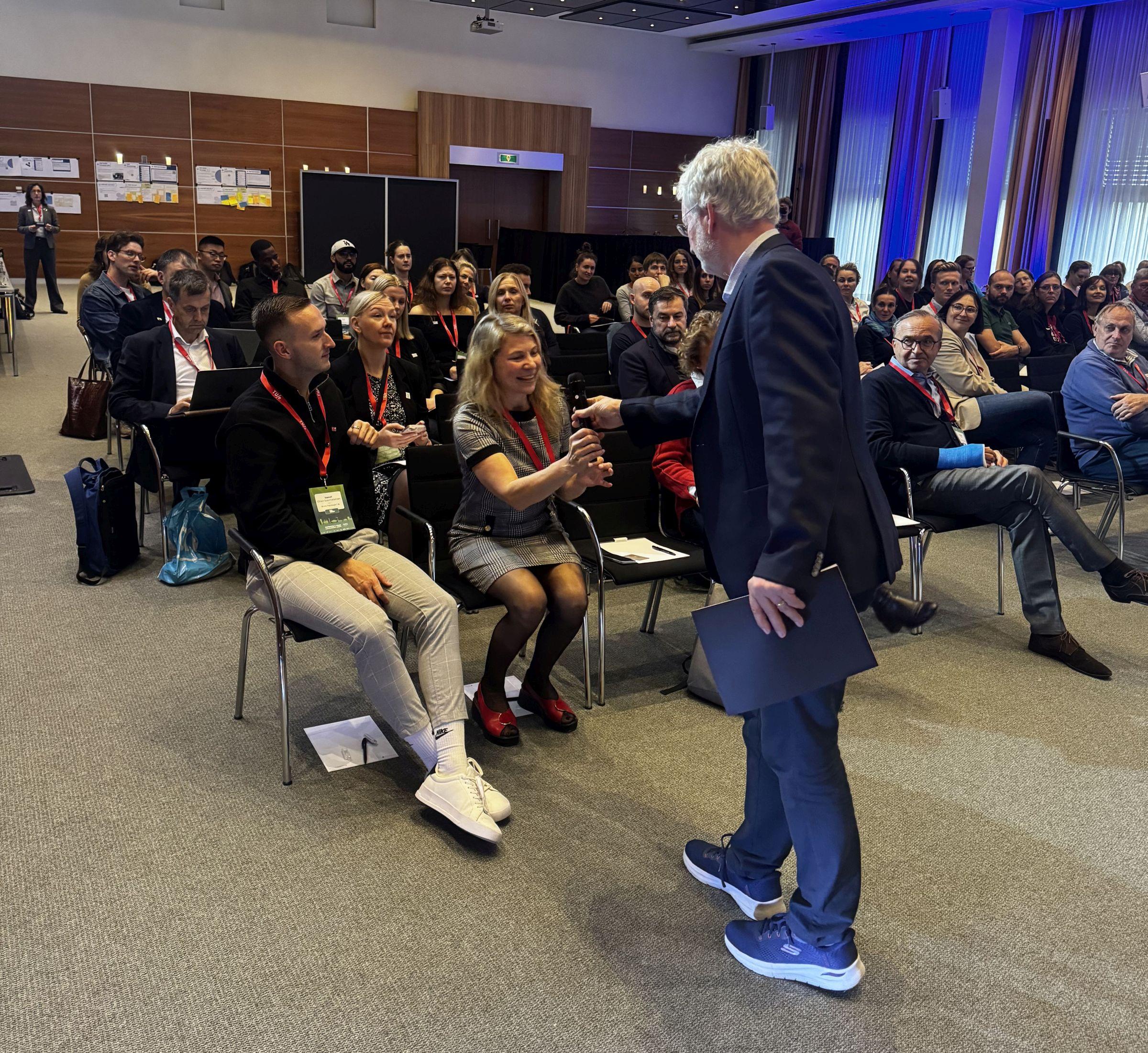 Ingrid Pappel saab mikrofoni 