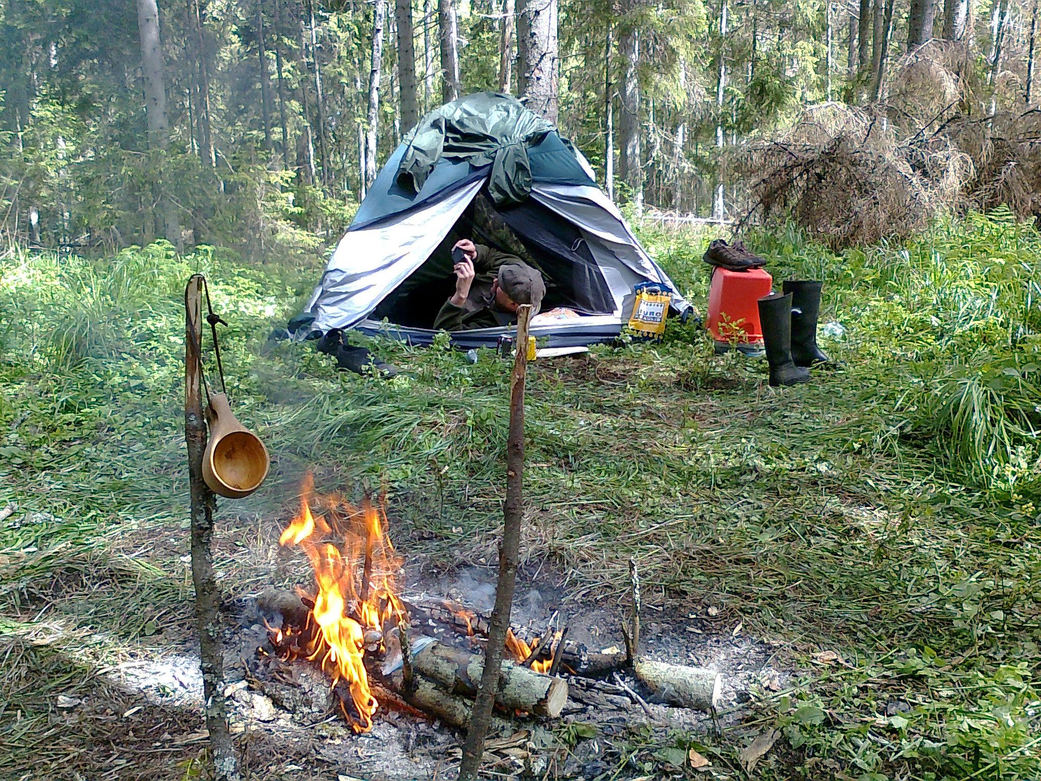 Lõke metsas telgi ees