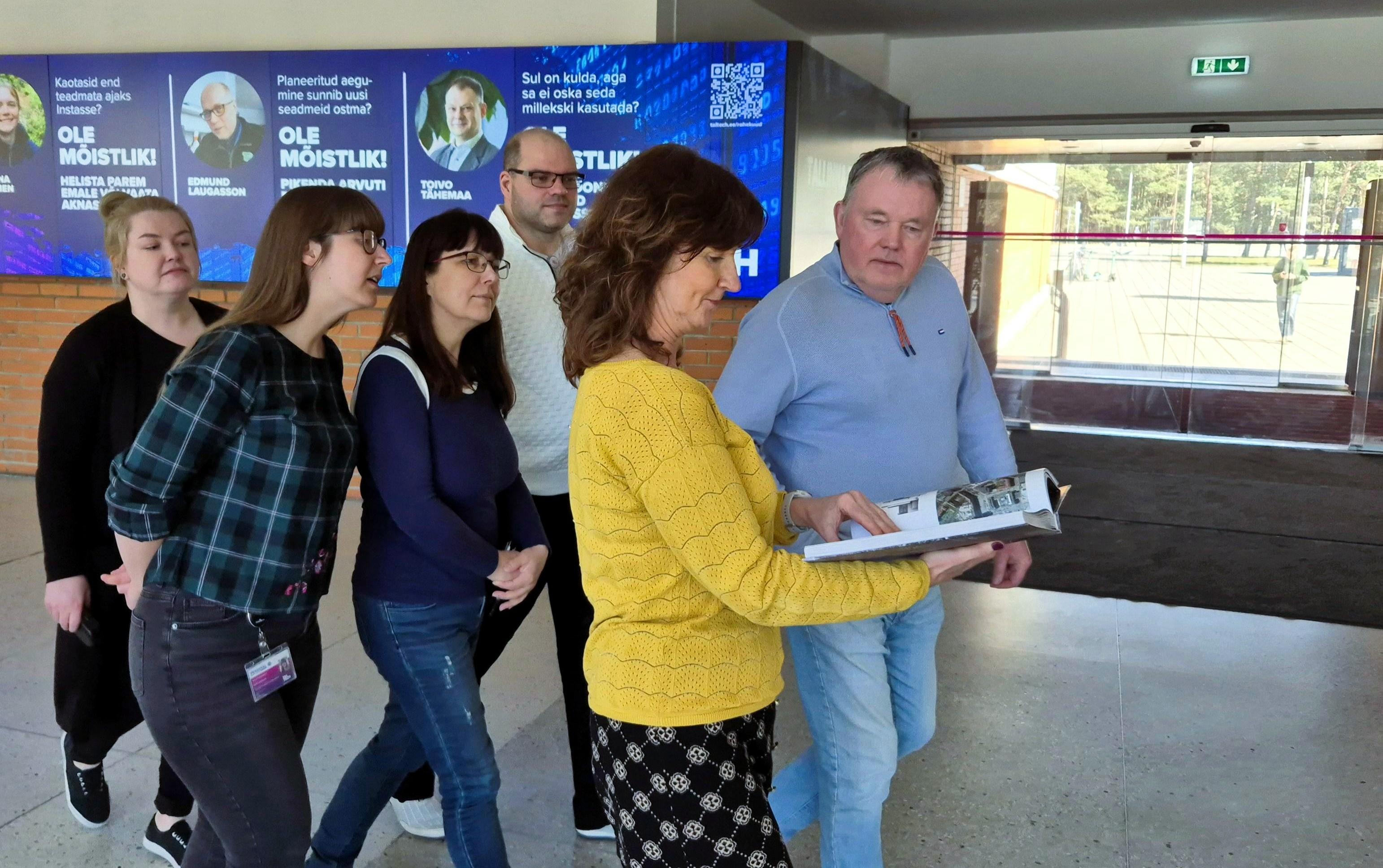 Ettelugeja raamatut ette lugemas