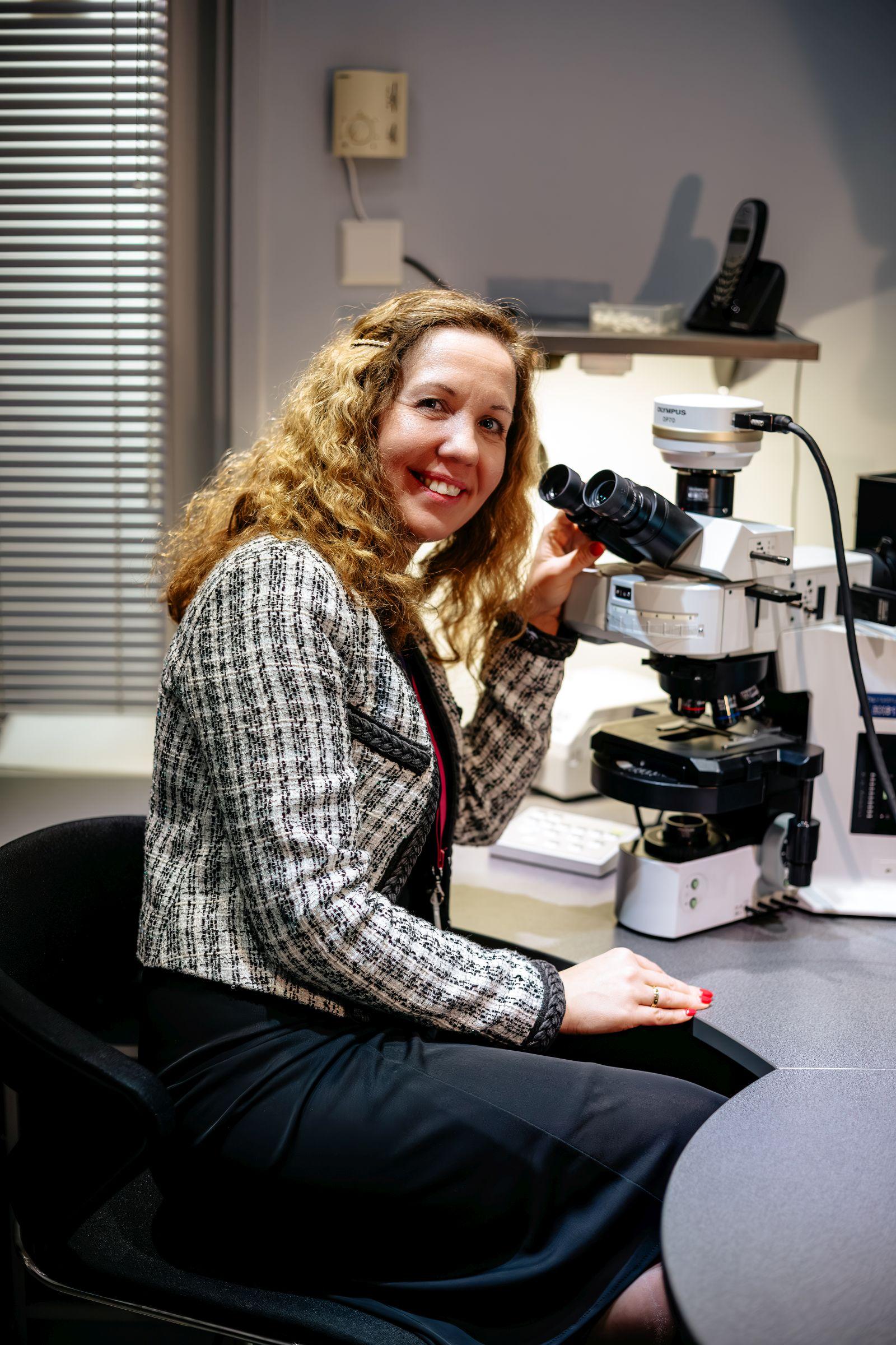 Pirjo Spuul mikroskoobiga