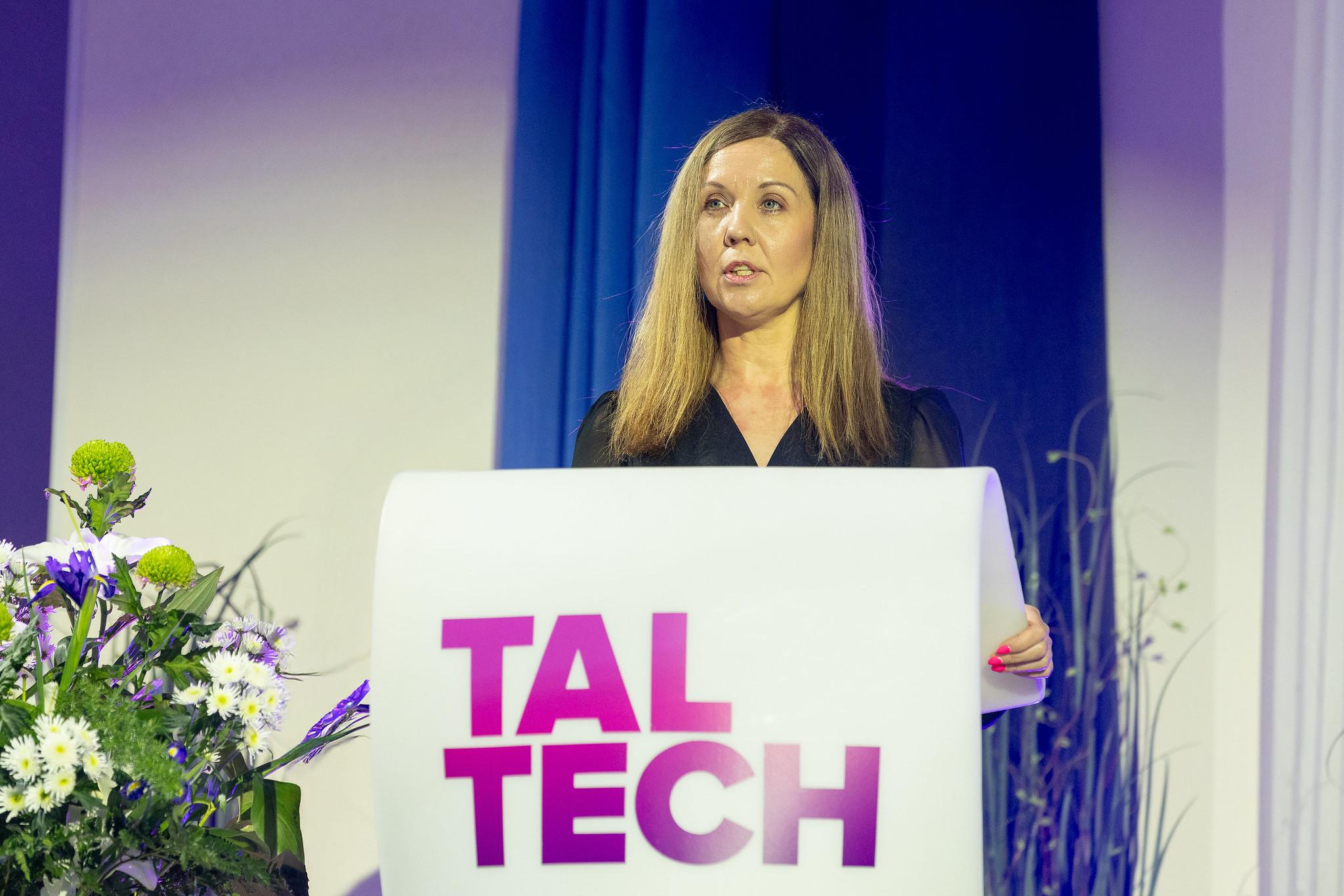 Pirjo Spuul aastapäevakõnet pidamas