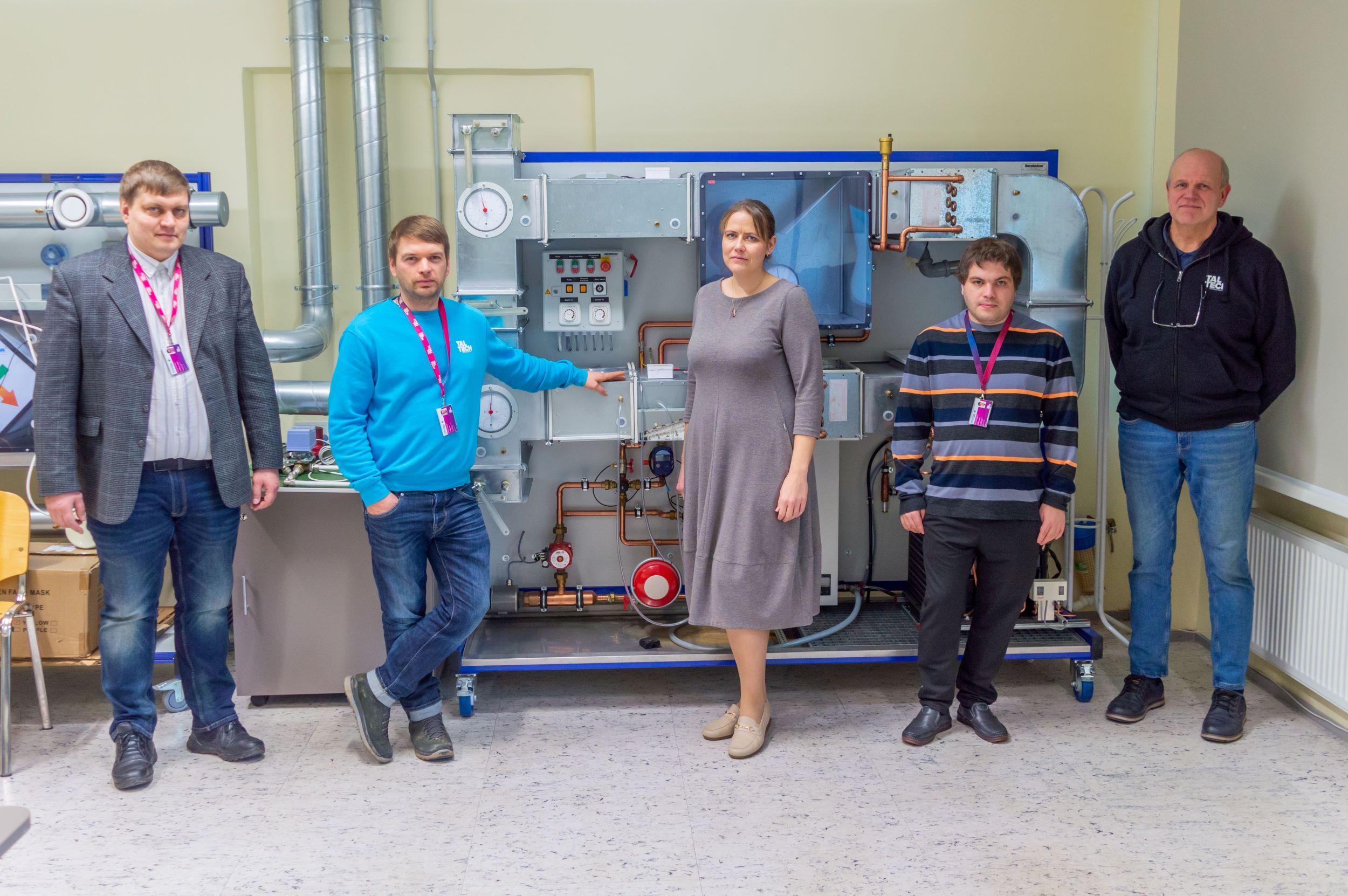 Projekti UrbanBREATH Virumaa kolledži meeskond ventilatsioonistendi ees_12.2025