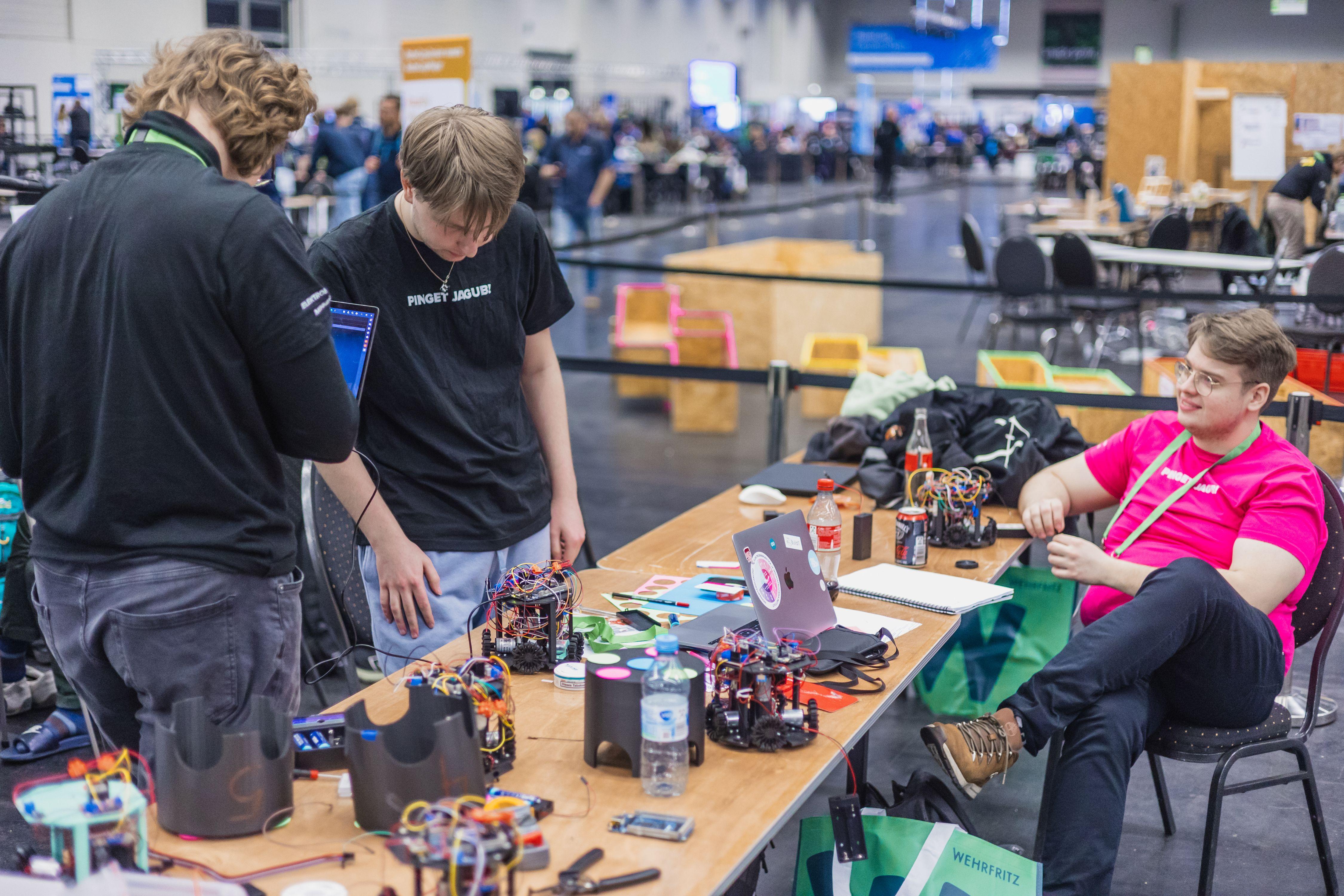 Tudengid robootikavõistlusel