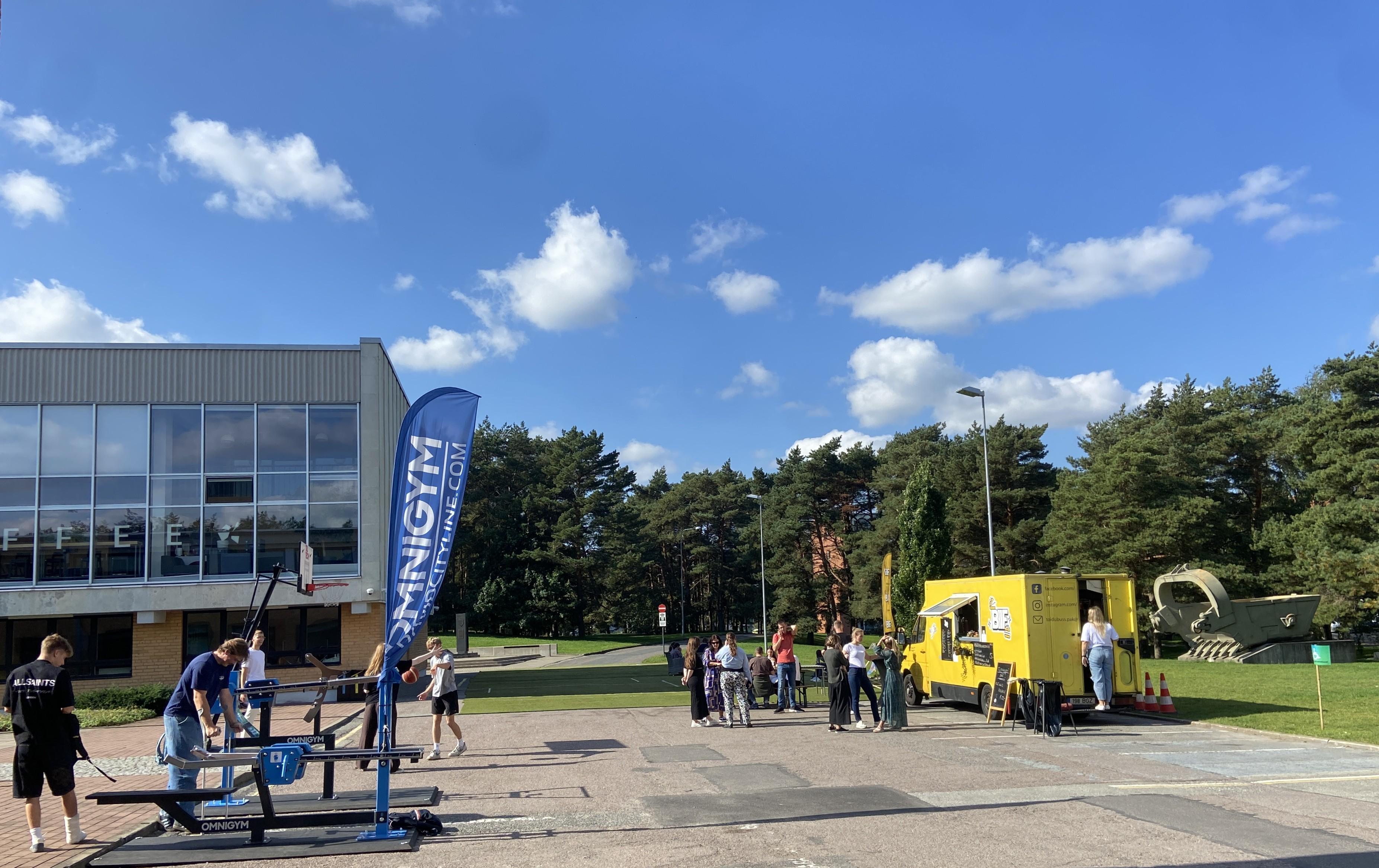Rohe- ja spordiplats parkla alal
