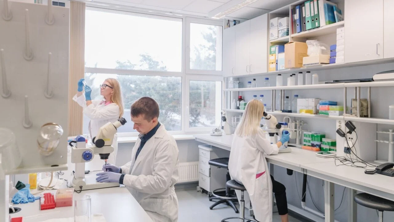 Tudengid TalTechi keemia- ja biotehnoloogia laboris