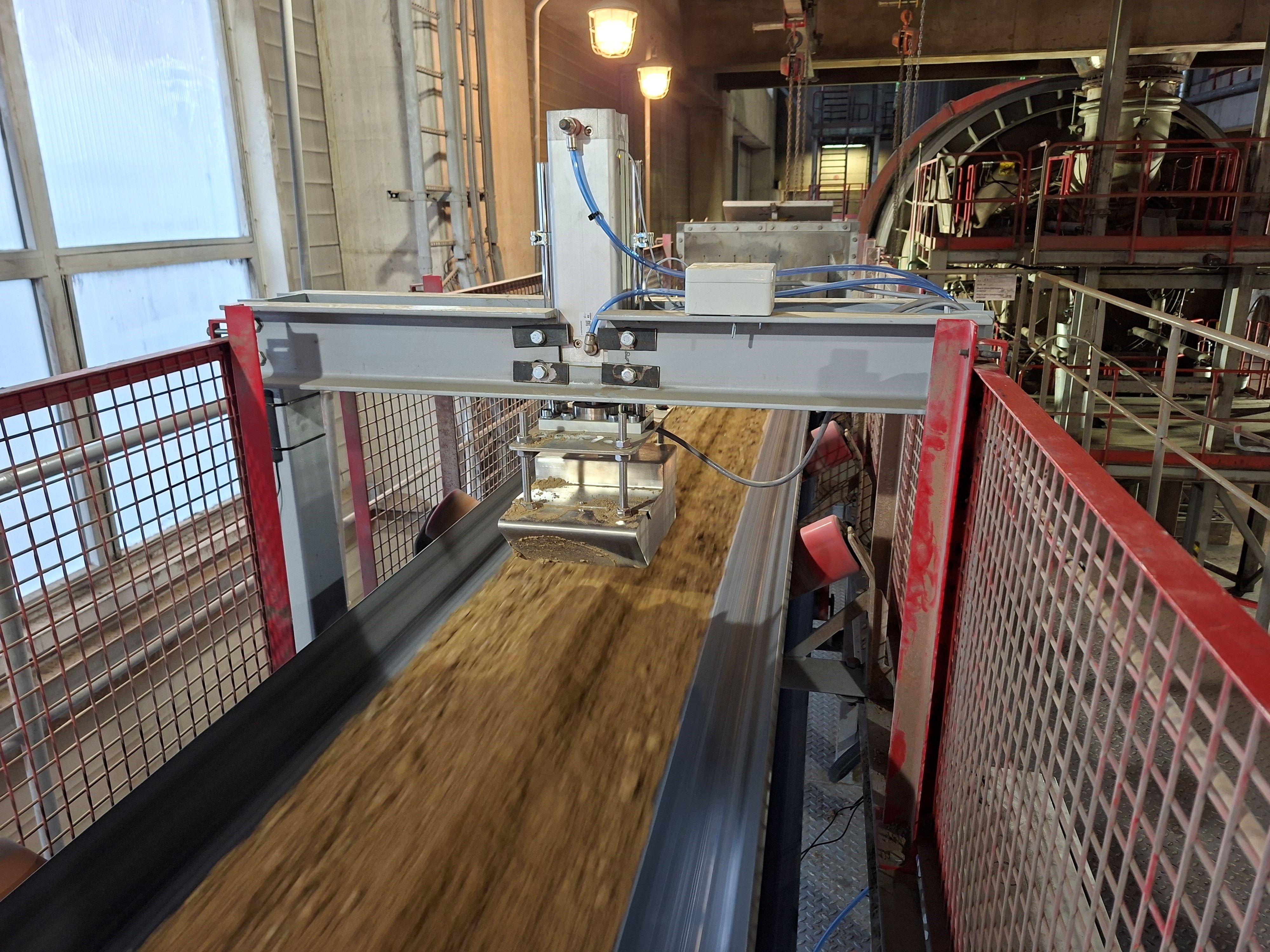 Virumaa kolledži Virumaa digi ja rohetehnoloogiate innovatsioonikeskus (VIDRIK) välja töötatud värvianduril põhinev seade&nbsp;põlevkivi&nbsp;kalorsuse&nbsp;kütteväärtuse&nbsp;määramiseks