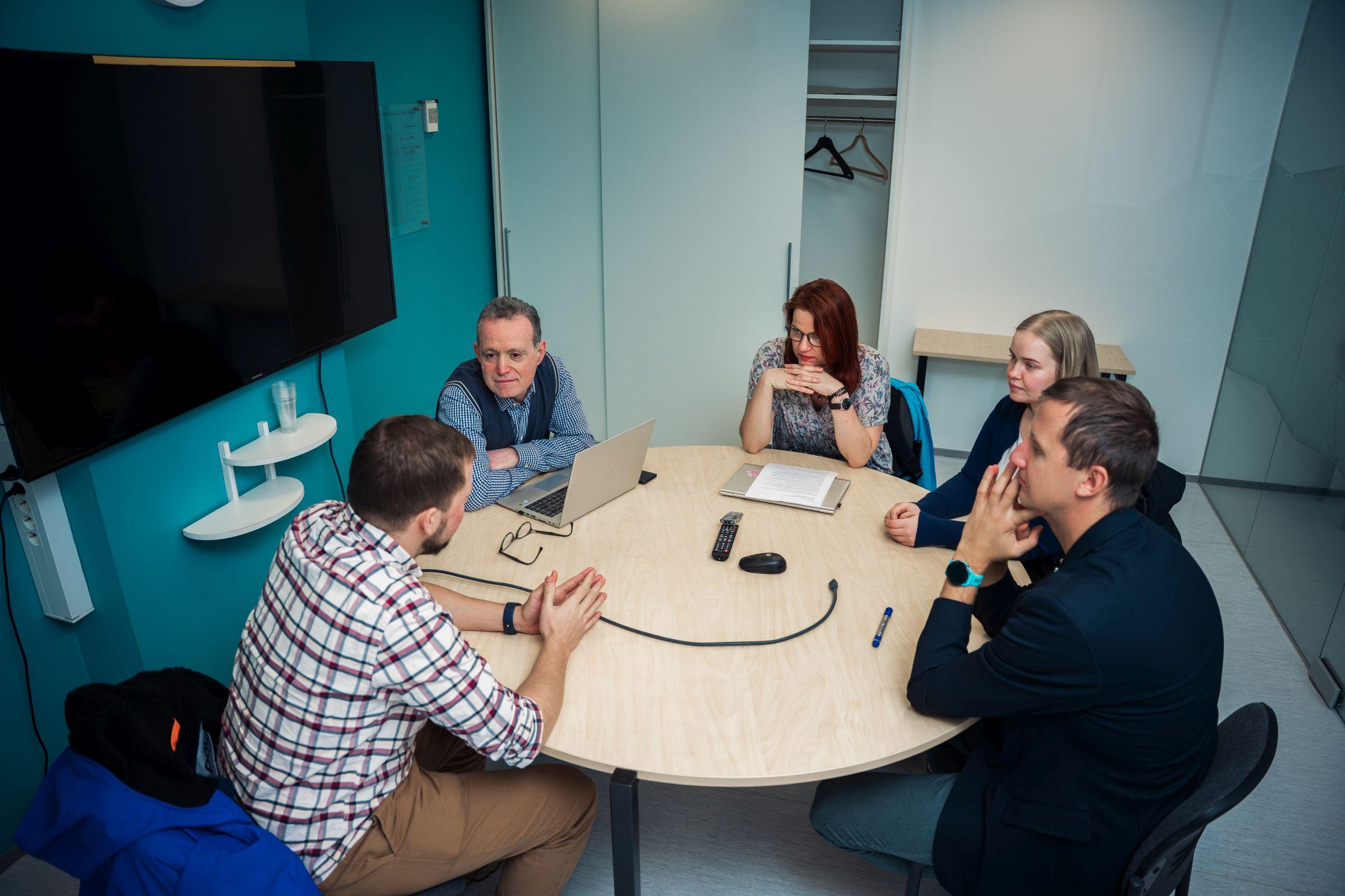 vestlusring ümmarguse laua taga