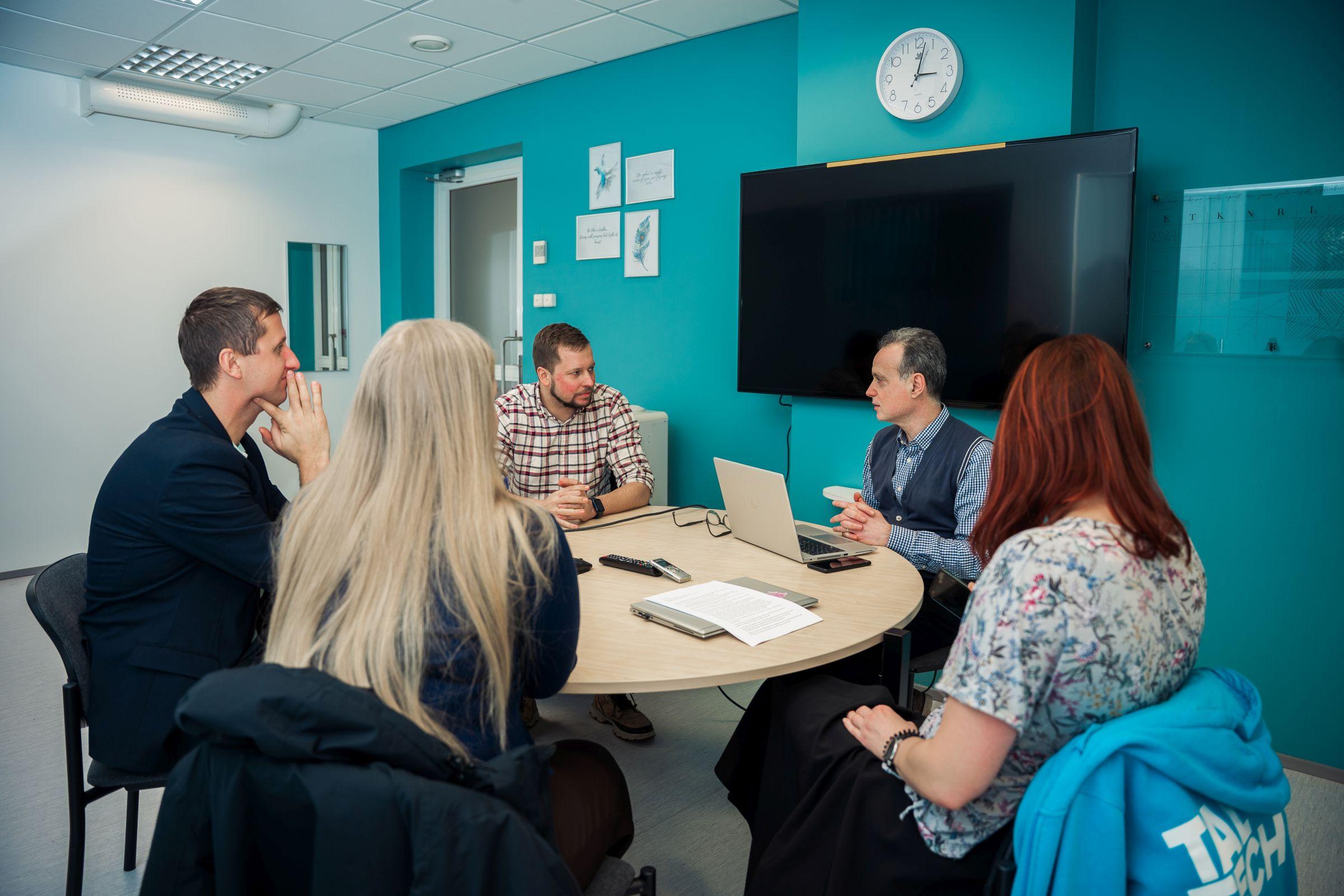 vestlusring ümmarguse laua taga