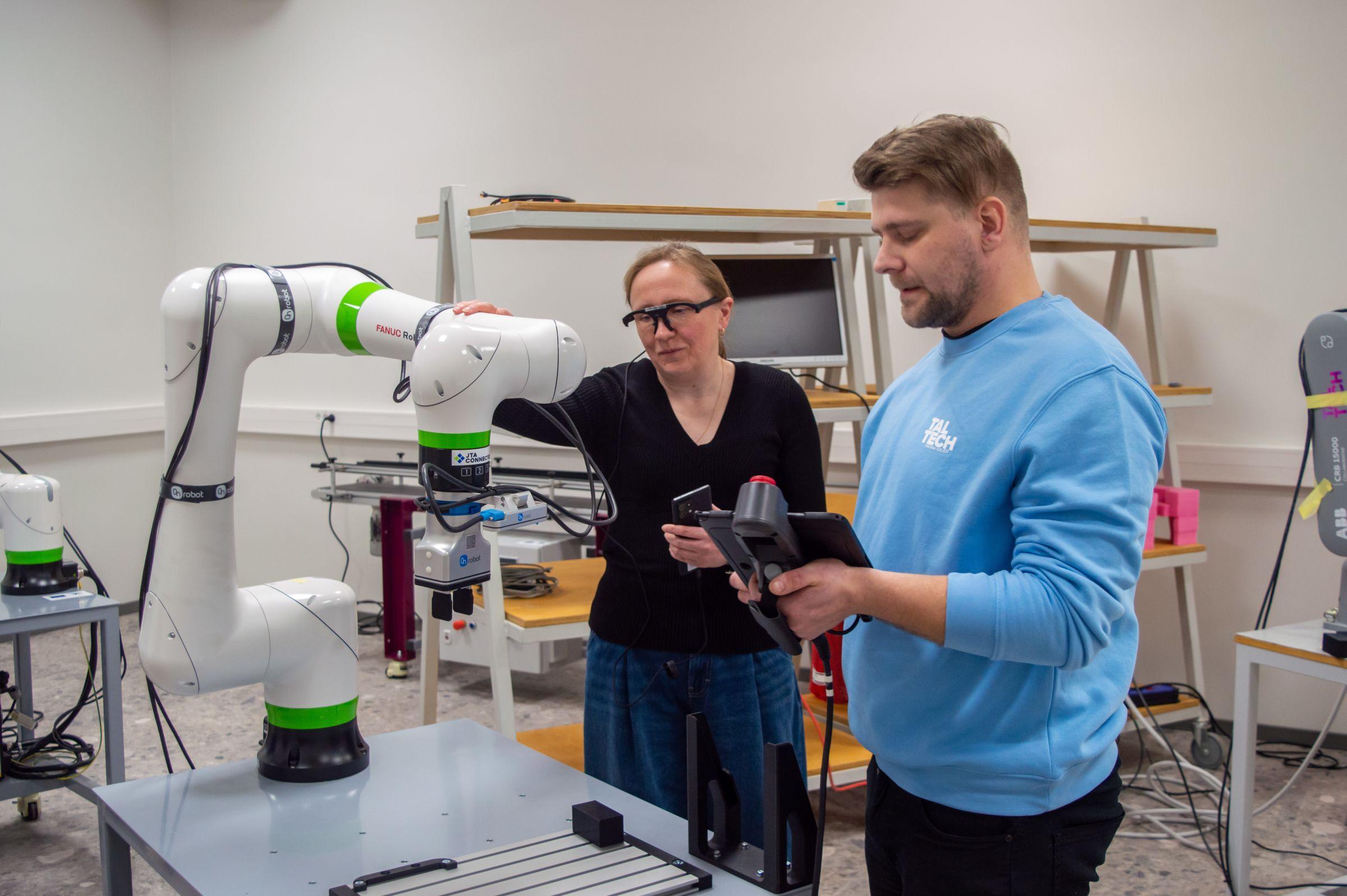 Karle Nutonen ja Olga Dunajeva robotiga