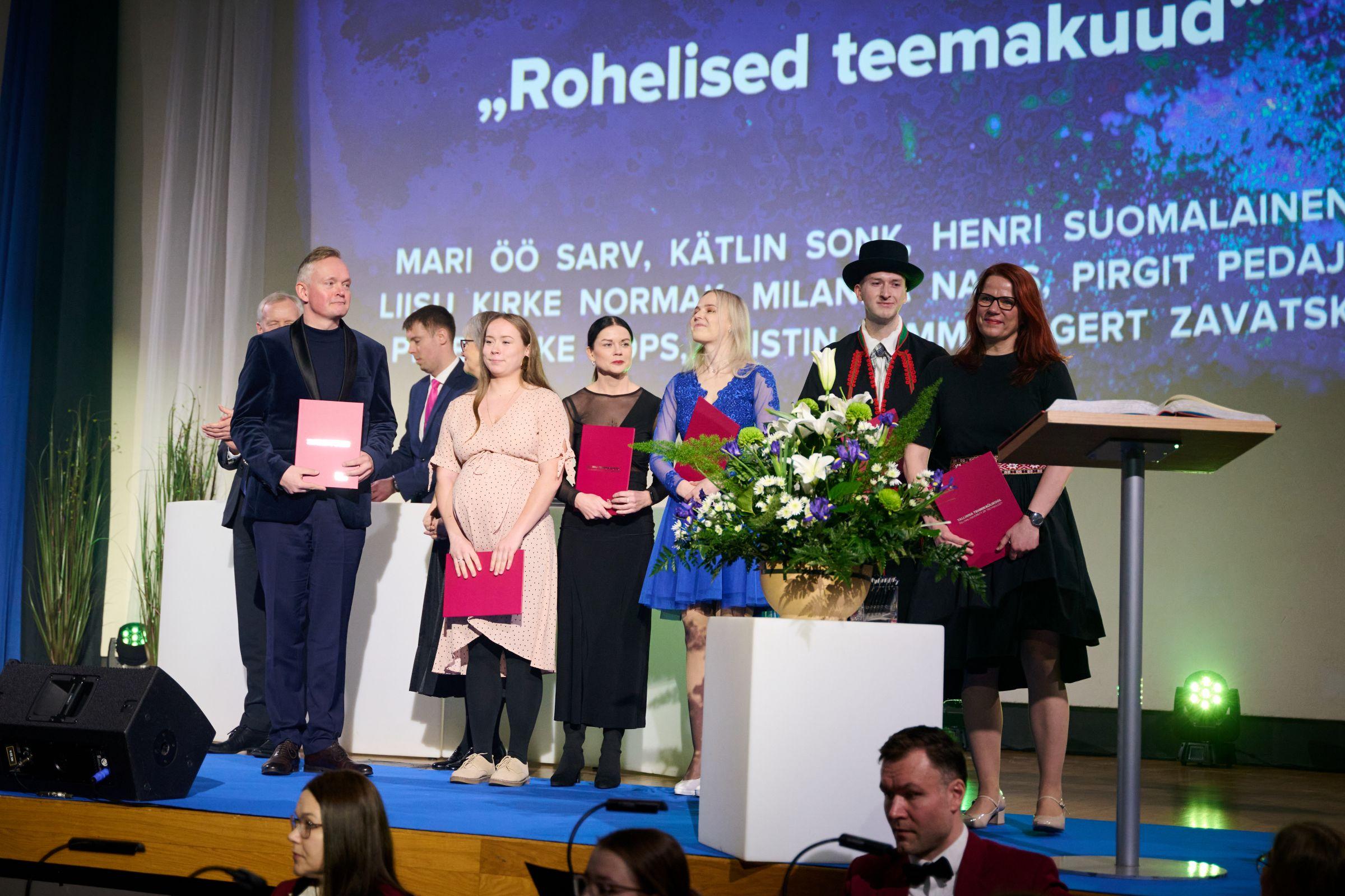 Rohekuude tuumiktiim laval auhinda vastu võtmas