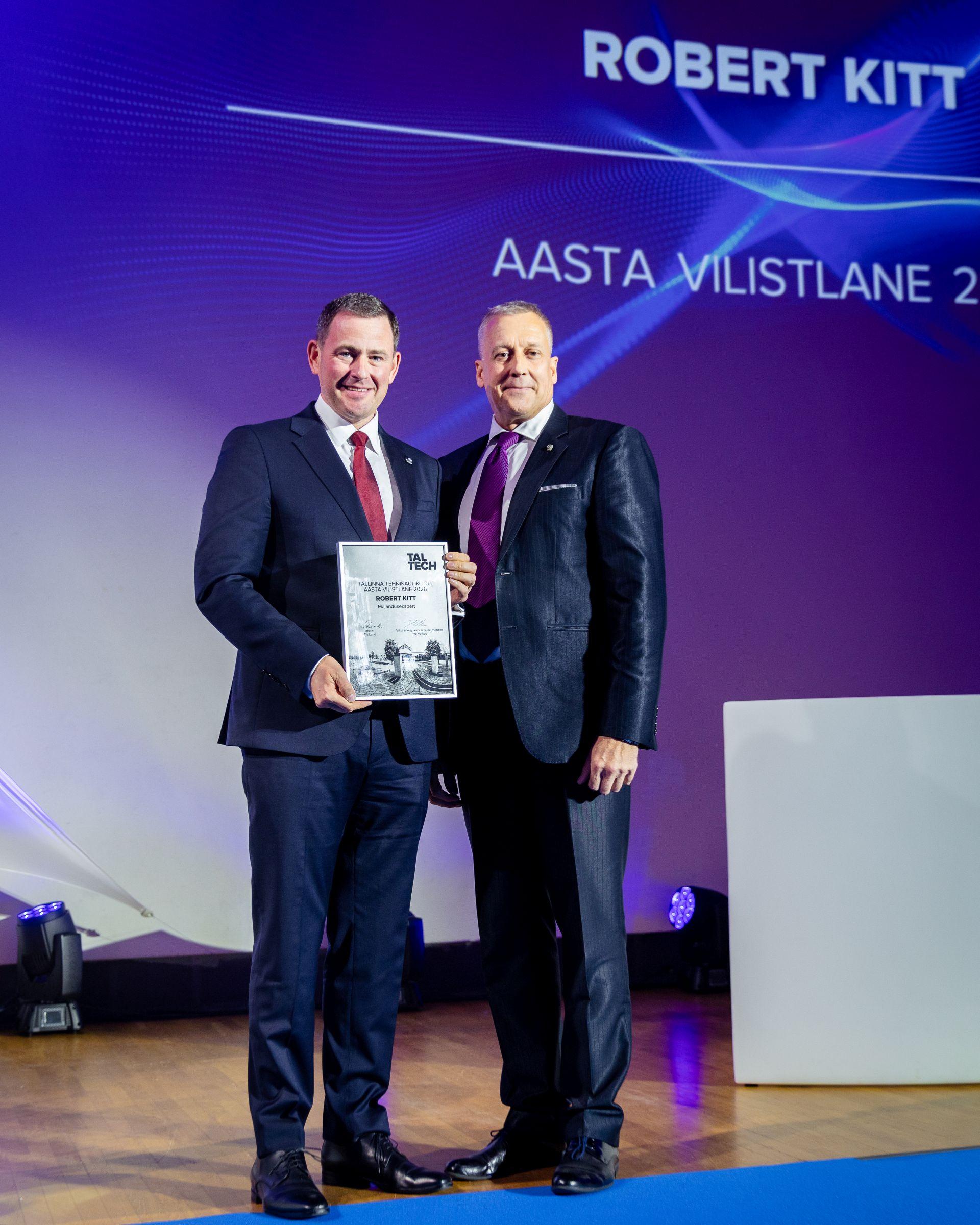 Robert Kitt aasta vilistlase tunnustust vastu võtmas