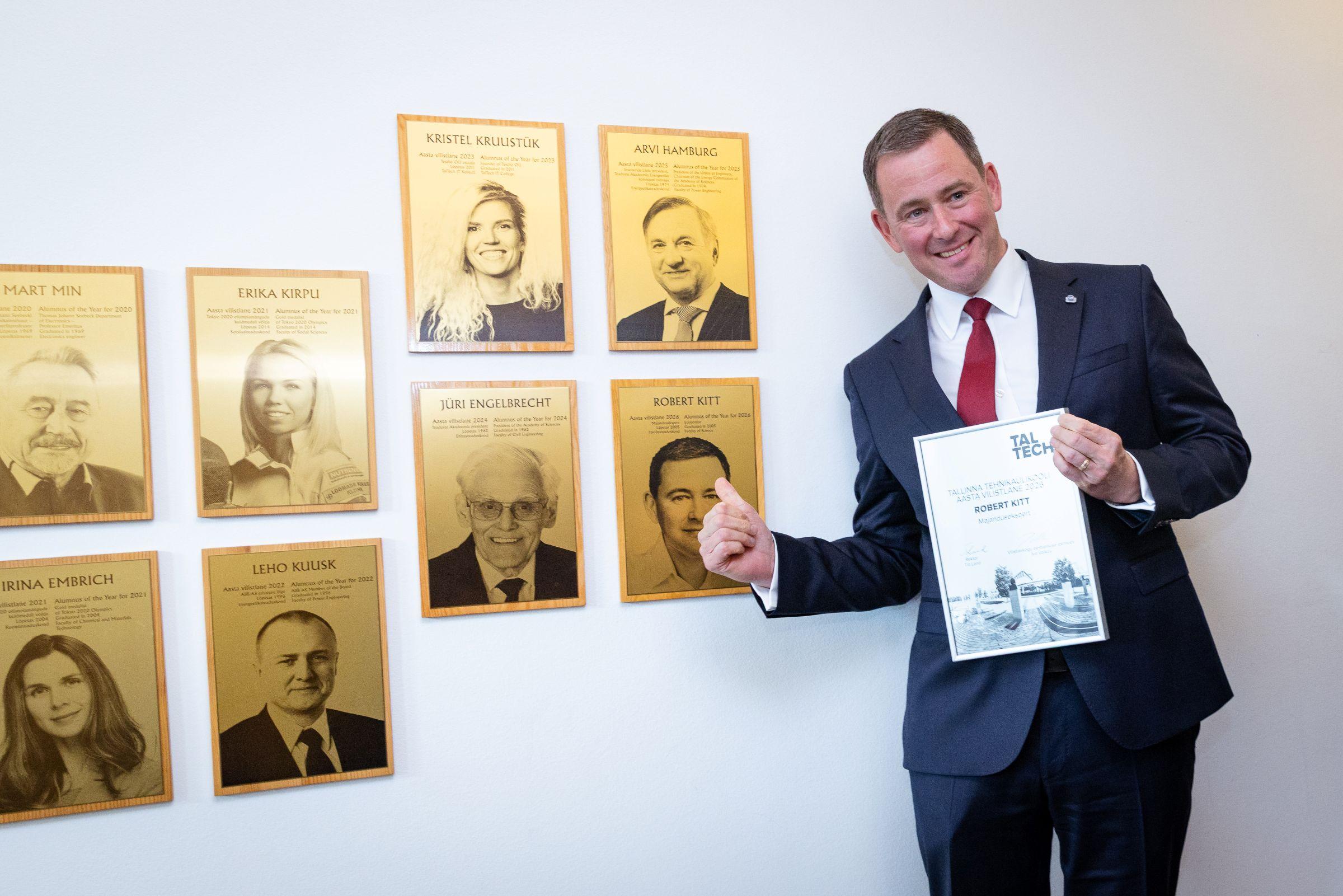 Robert Kitt aasta vilistlaste autahvli juures