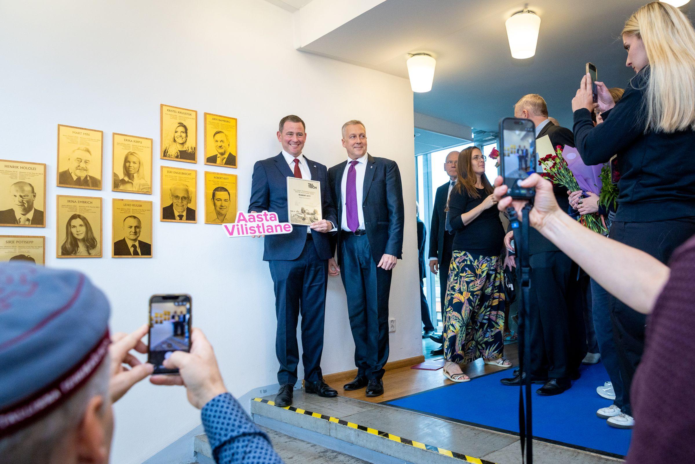 Robert Kitt aasta vilistlaste autahvli juures