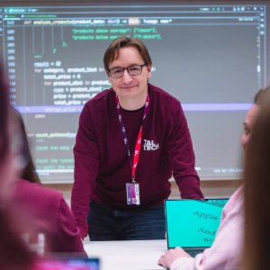 Informaatika ja tehisintellekt bakalaureuseõppekava juht Ago Luberg programmeerimise loengus