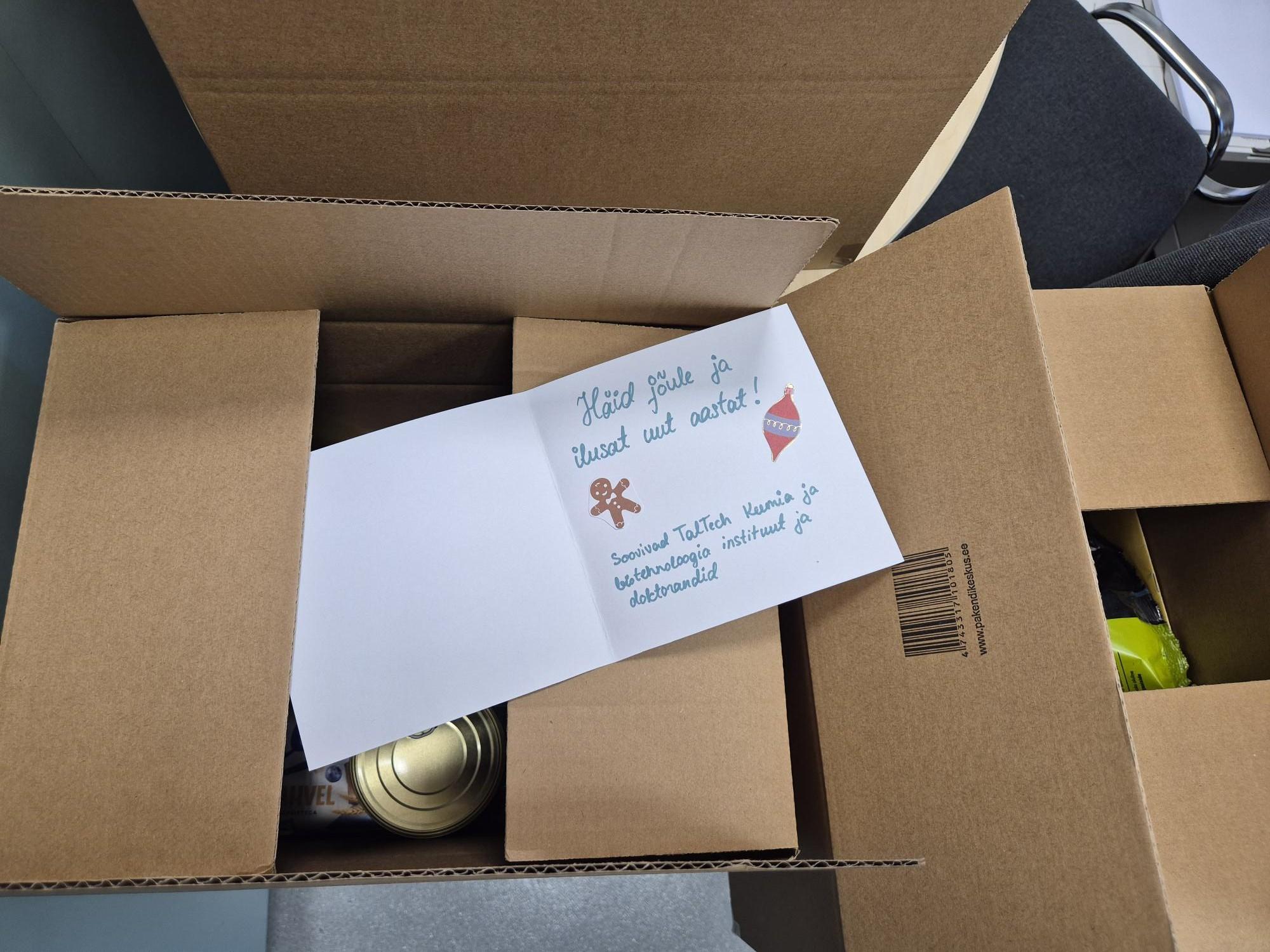 Kingipakk koos kaardiga abivajavale perele