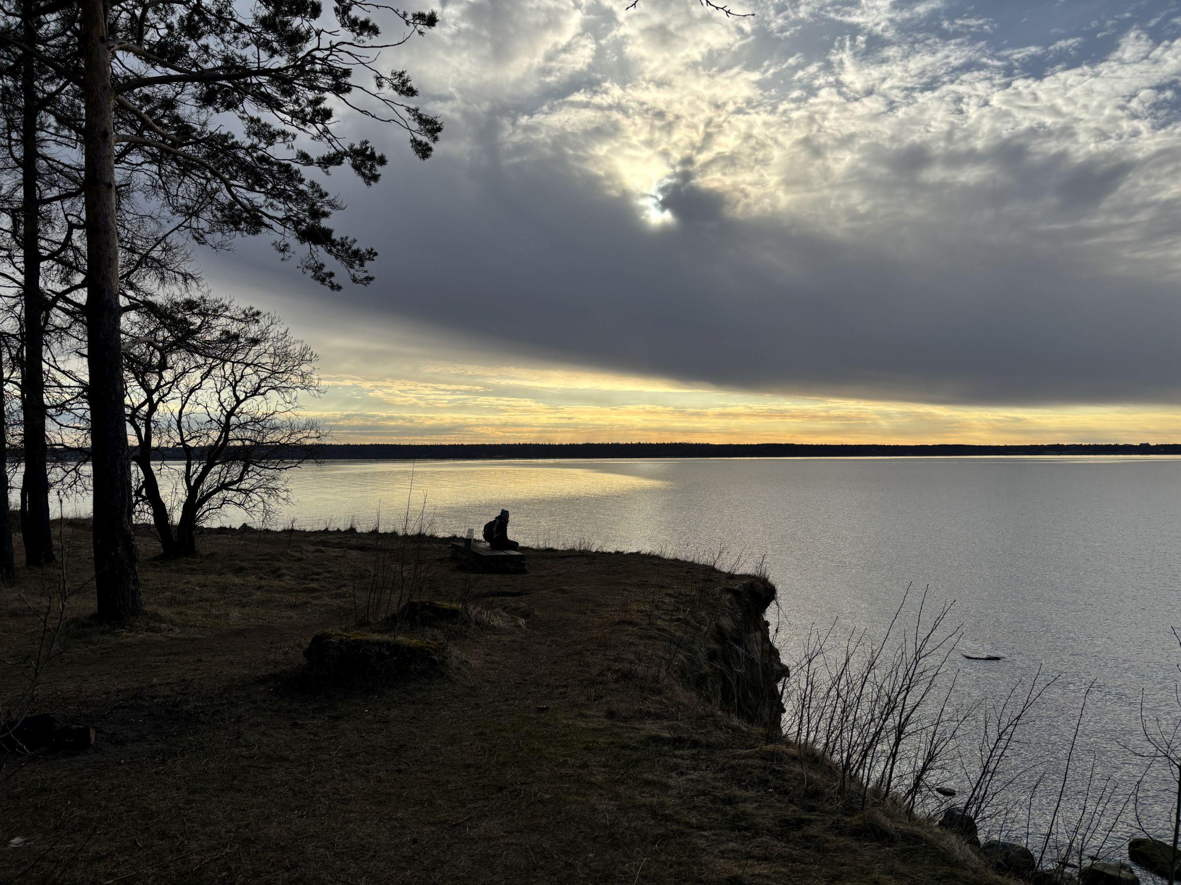 matkaja kõrgel mererannal