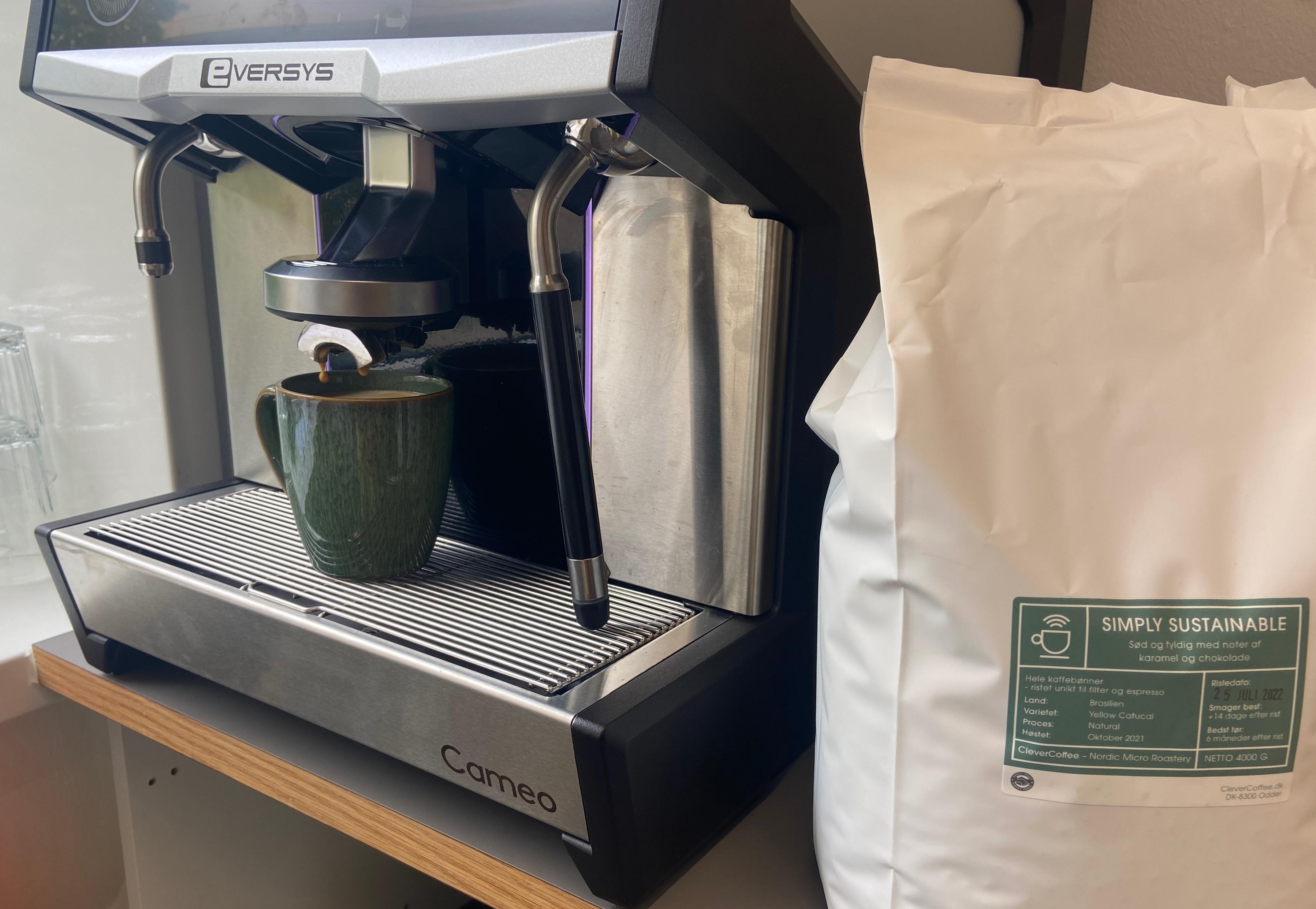 kohvimasin ja pakk õiglast kohvi