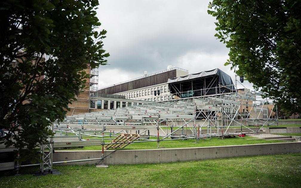 Teater ootab publikut, väga ootab.